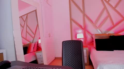 Snapshot of scarletpunk_ chatting on 12-29-24, 01:17 Scarlet online show from 12-29-24, 01:17