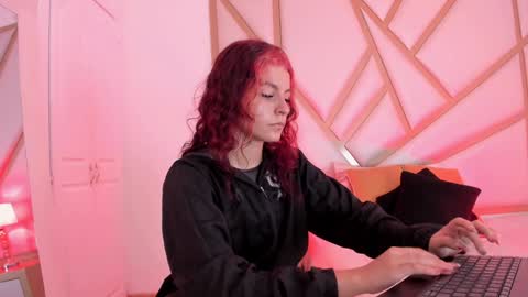 Snapshot of scarletpunk_ chatting on 01-07-25, 11:58 Scarlet online show from 01-07-25, 11:58