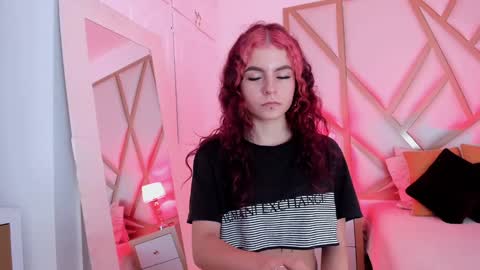 Snapshot of scarletpunk_ chatting on 01-11-25, 12:07 Scarlet online show from 01-11-25, 12:07