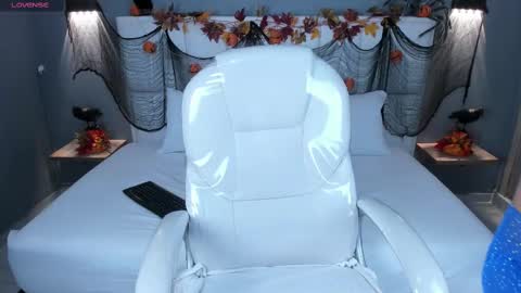 Snapshot of scarletstarr_ chatting on 10-26-25, 04:07 Scarlet online show from 10-26-25, 04:07