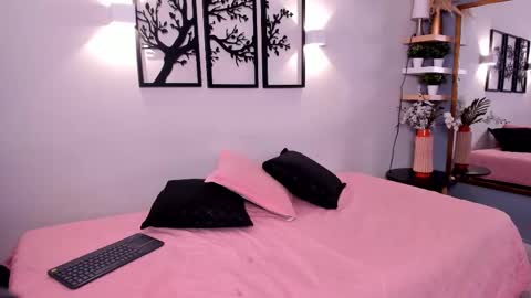 Snapshot of scarlett_johs chatting on 10-21-25, 09:15 Scarlett Johs online show from 10-21-25, 09:15