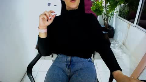 Snapshot of scarlett_sex2 chatting on 09-25-25, 12:53 scarlet online show from 09-25-25, 12:53