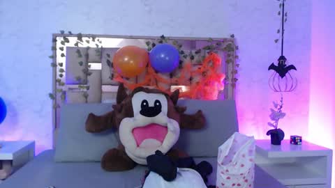 Snapshot of scarlettroxx chatting on 10-22-25, 11:43 Scarlet online show from 10-22-25, 11:43