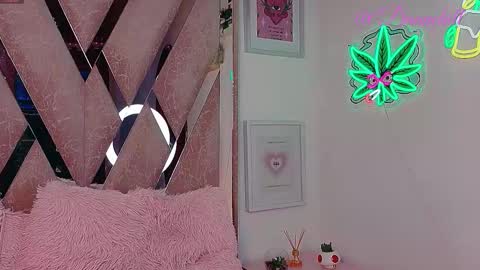 Snapshot of scarlettrusso1 chatting on 10-19-25, 04:40 Scarlett online show from 10-19-25, 04:40