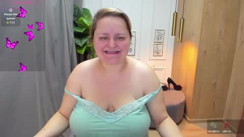 Snapshot of scarlettsoft chatting on 12-17-24, 06:02 Scarlett online show from 12-17-24, 06:02