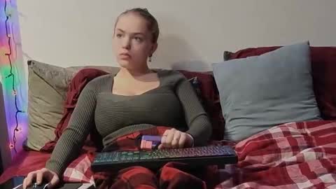 Snapshot of scarredthighs chatting on 12-15-25, 06:45 ScarredThighs online show from 12-15-25, 06:45