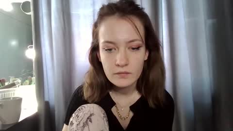 Snapshot of scented_elsa chatting on 11-24-25, 10:37 Elsa online show from 11-24-25, 10:37