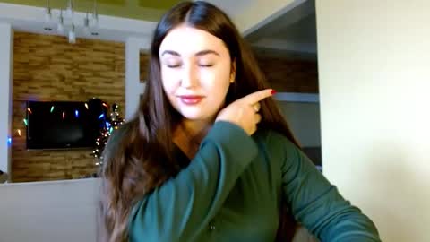 Snapshot of sea_cocktail chatting on 12-14-25, 09:36 Elizabeth online show from 12-14-25, 09:36