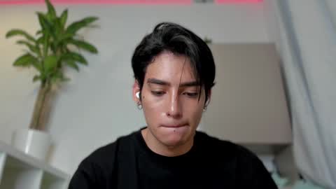 Snapshot of sebas_rosse chatting on 01-12-25, 01:11 sebastian online show from 01-12-25, 01:11