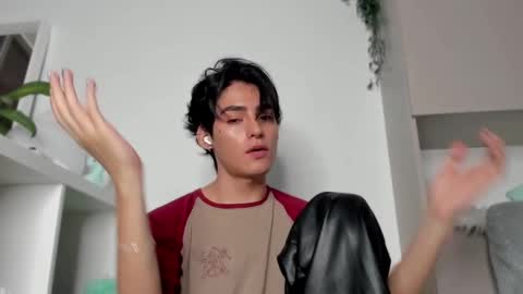 Snapshot of sebas_rosse chatting on 02-13-25, 04:54 sebastian online show from 02-13-25, 04:54