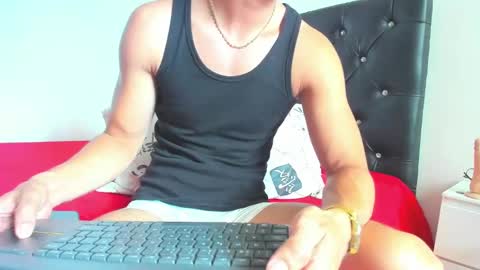 Snapshot of sebastian_dash chatting on 02-01-25, 07:02 SEBAS  online show from 02-01-25, 07:02