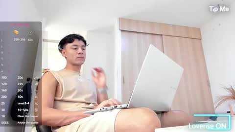 Snapshot of sebastian_dash chatting on 10-28-25, 01:25 SEBAS  online show from 10-28-25, 01:25