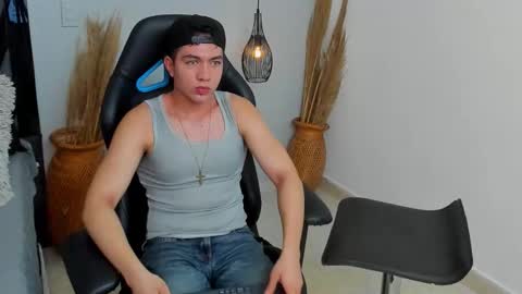 Snapshot of sebastiantorres_ chatting on 12-17-25, 03:18 SEBASTIAN online show from 12-17-25, 03:18