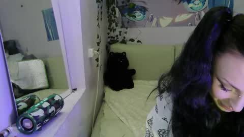 Snapshot of secret_bloom chatting on 11-19-25, 08:25 secret_bloom online show from 11-19-25, 08:25