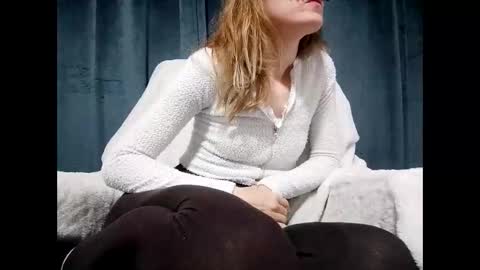 Anni online show from 10-19-25, 01:06