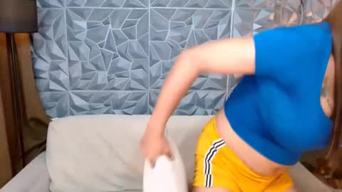 Snapshot of seductivelatina69 chatting on 02-20-25, 03:41 Lala online show from 02-20-25, 03:41