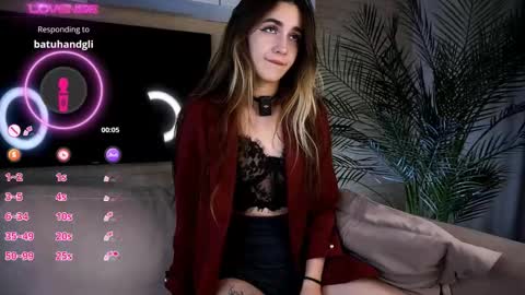 Snapshot of seeeyoubaby chatting on 09-09-25, 04:17 Slavia online show from 09-09-25, 04:17