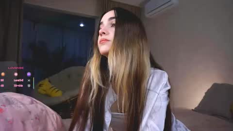 Snapshot of seeeyoubaby chatting on 09-22-25, 04:42 Slavia online show from 09-22-25, 04:42