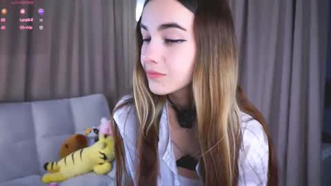 Snapshot of seeeyoubaby chatting on 09-29-25, 04:23 Slavia online show from 09-29-25, 04:23