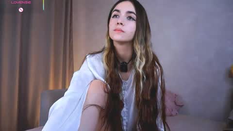 Snapshot of seeeyoubaby chatting on 10-11-25, 02:48 Slavia online show from 10-11-25, 02:48