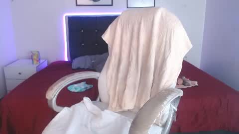 Snapshot of selena_hotmilf chatting on 04-29-26, 05:52 Selena online show from 04-29-26, 05:52