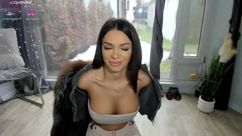 Snapshot of selena_reeves chatting on 02-28-25, 07:05 Selena online show from 02-28-25, 07:05