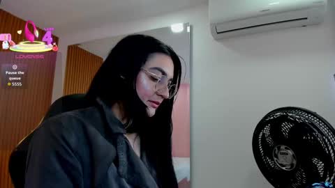 Snapshot of selena_rous chatting on 09-25-25, 01:37 Selena Rous online show from 09-25-25, 01:37