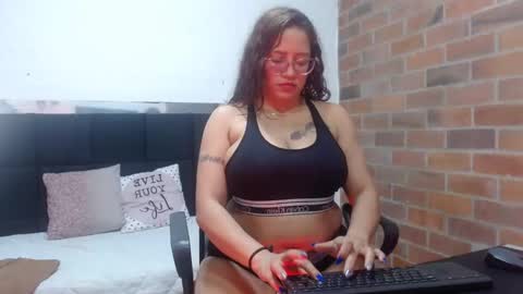 Snapshot of selena_tits_ chatting on 10-10-25, 01:04 Selena online show from 10-10-25, 01:04