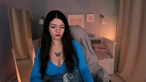 Snapshot of selena_wow_ chatting on 10-25-25, 08:00 Selena  Follow Me online show from 10-25-25, 08:00