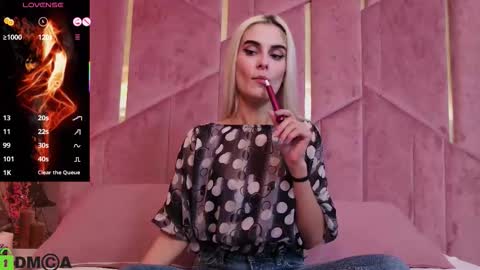 Snapshot of selenadaze chatting on 11-29-25, 05:32 Selena online show from 11-29-25, 05:32