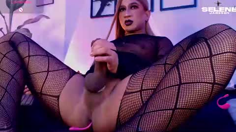 Snapshot of selenejanssen chatting on 06-10-26, 01:39 Selene online show from 06-10-26, 01:39
