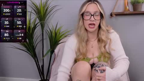 Snapshot of selina_thick chatting on 10-24-25, 03:14 Selina Mae online show from 10-24-25, 03:14