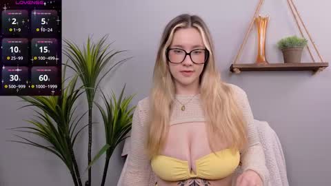 Snapshot of selina_thick chatting on 11-03-25, 04:03 Selina Mae online show from 11-03-25, 04:03