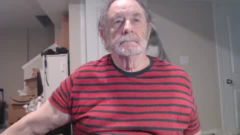 Snapshot of selkie2s chatting on 12-18-25, 11:33 selkie2s online show from 12-18-25, 11:33