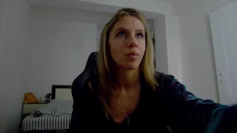 Snapshot of sellena_angel chatting on 11-22-25, 10:03 sellena_angel online show from 11-22-25, 10:03