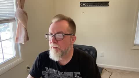 Snapshot of sensatyr chatting on 12-07-24, 04:25 Daddy Dave online show from 12-07-24, 04:25