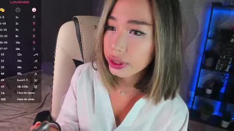 Snapshot of sensualily chatting on 06-17-26, 03:35 Kiki online show from 06-17-26, 03:35