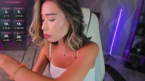 Snapshot of sensualily chatting on 06-28-26, 03:40 Kiki online show from 06-28-26, 03:40