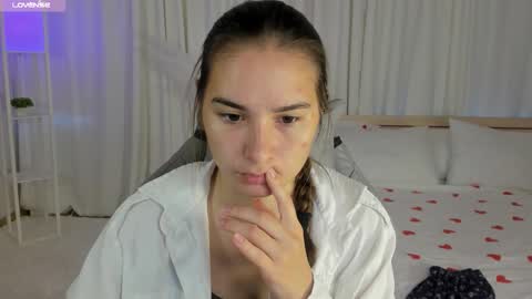 Snapshot of seraphineclark chatting on 10-06-25, 02:20 Seraphine online show from 10-06-25, 02:20
