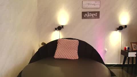 Snapshot of seren_bleck chatting on 02-15-25, 09:38 Seren  Follow me online show from 02-15-25, 09:38