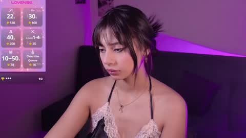 Snapshot of serenbleck chatting on 05-21-26, 10:33 Seren online show from 05-21-26, 10:33