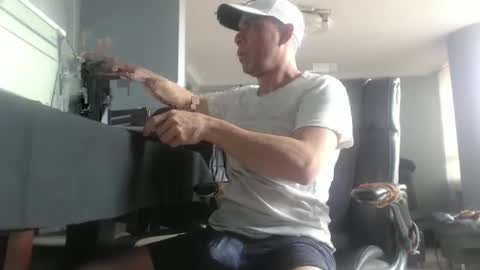 Snapshot of serioyhetero19 chatting on 01-11-25, 06:54 hetero serio discreto online show from 01-11-25, 06:54