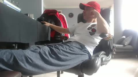 Snapshot of serioyhetero19 chatting on 01-19-25, 03:53 hetero serio discreto online show from 01-19-25, 03:53