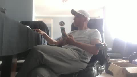 Snapshot of serioyhetero19 chatting on 01-28-25, 07:00 hetero serio discreto online show from 01-28-25, 07:00