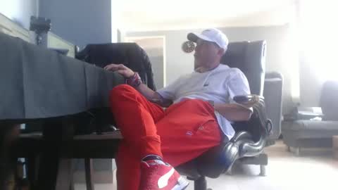 Snapshot of serioyhetero19 chatting on 01-29-25, 07:00 hetero serio discreto online show from 01-29-25, 07:00