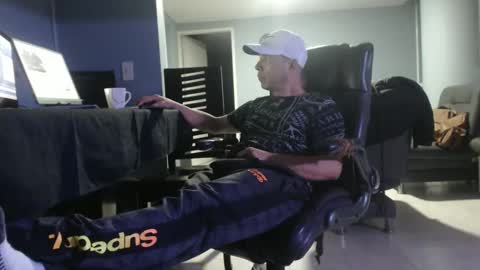 Snapshot of serioyhetero19 chatting on 02-25-25, 12:03 hetero serio discreto online show from 02-25-25, 12:03