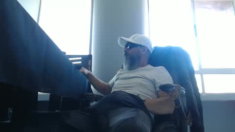 Snapshot of serioyhetero19 chatting on 09-15-25, 09:04 hetero serio discreto online show from 09-15-25, 09:04