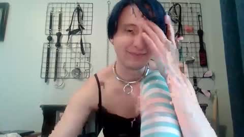 Servile Sarah online show from 05-19-26, 09:54