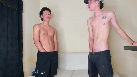 Izzy19Yearsgirl with glasseDereck18yearsboy with glasse Alice 19years-Dany 19 years online show from 10-01-25, 05:57