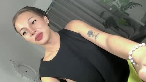 YOUR LOVERGIRL SOFFY online show from 12-21-25, 09:00